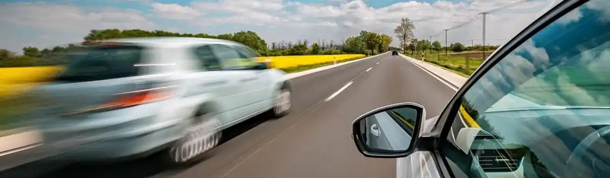Dieciséis meses después, la DGT no se ha pronunciado sobre si eliminará o no la prohibición de superar en 20 km/h en los adelantamientos
