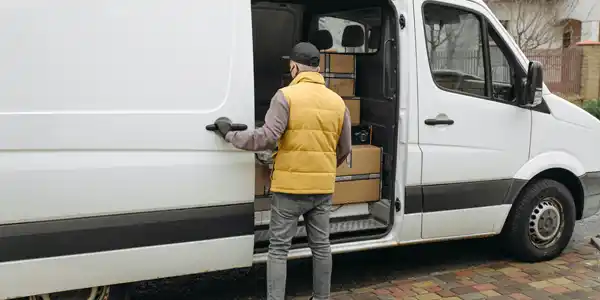 Prohibida la carga y descarga de vehículos de más de 7.500kg