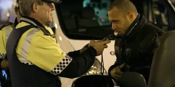 Agentes durante un control de alcohol y drogas