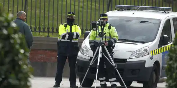Policías utilizando radar