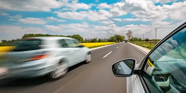 Dieciséis meses después, la DGT no se ha pronunciado sobre si eliminará o no la prohibición de superar en 20 km/h en los adelantamientos