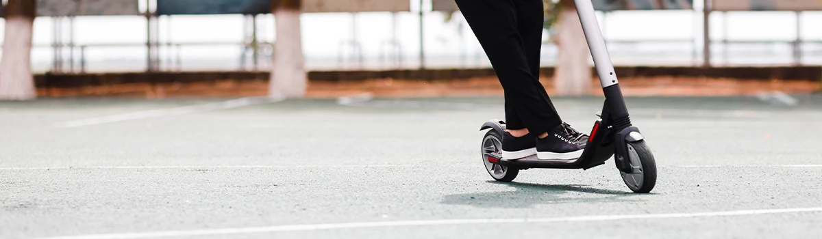 La DGT pone freno al patinete eléctrico y limita su circulación en las aceras