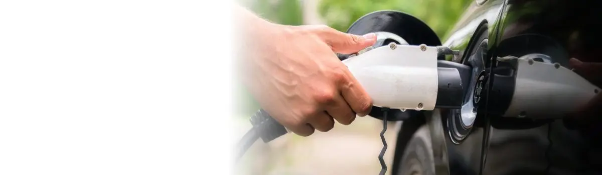La solución casera para cargar el coche eléctrico por la que te puede caer una multa de las gordas