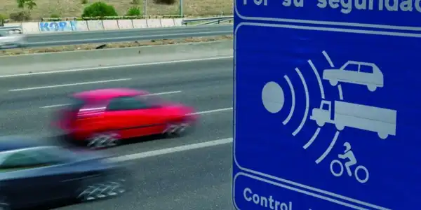 Señal de radar en autovia