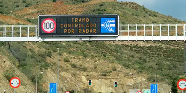 Señal e localización de radar de tramo en autovia